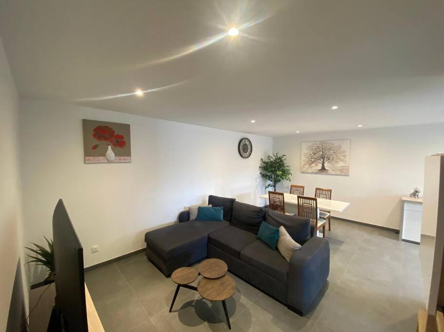 Neuf Dans Apartment