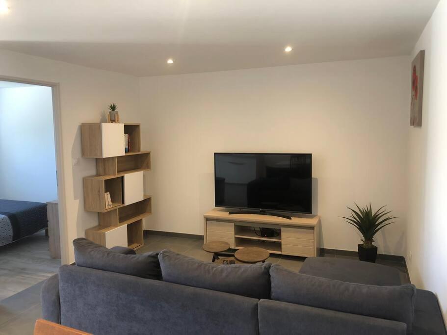 Neuf Dans Apartment *